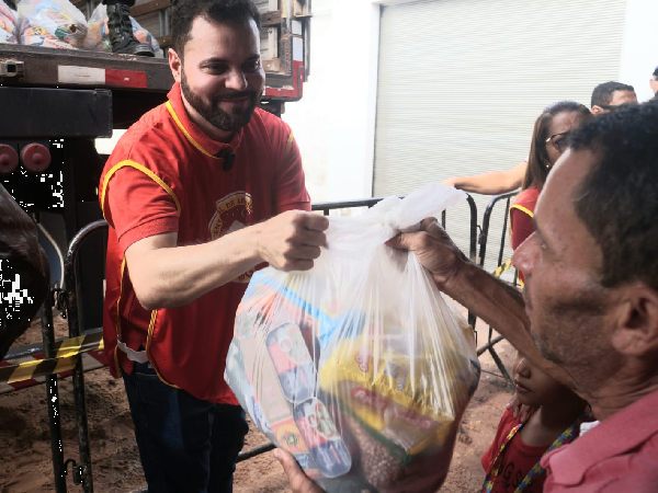 Prefeito Deibson Balé acompanha tradicional entrega de peixes e cestas básicas da Semana Santa em Trizidela do Vale