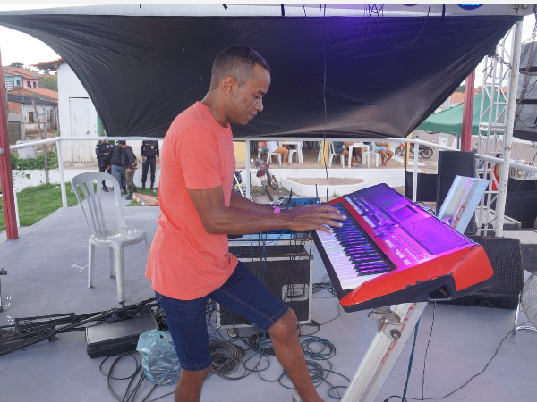 Domingueira Folia garante lazer às famílias e renda extra a barraqueiros e artistas locais no Espaço Major Lucena